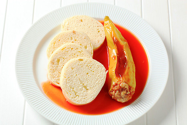 포토 JPG 해외이미지 접시 음식 빵 채소 파프리카 육류 돼지고기 사람없음 식사 저녁식사 소고기 흰색 가득함 슬라이스 머리위 레시피 후추 토마토소스 점심식사 폭식 경단 다진 땅바닥 메인요리 해외202004 해외202105 해외포토 식기 컬러 식재료 바닥 소스 향신료 파일형식 양념 향미료