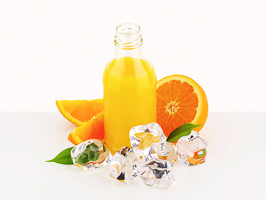 포토 JPG 해외이미지 스튜디오촬영 오렌지 유리병 실내 사람없음 얼음 오렌지주스 흰배경 해외202004 해외202105 해외포토 자연요소 백그라운드 과일 병_용기 내부 흰색 과일주스 파일형식