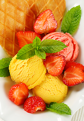 포토 JPG 해외이미지 음식 분홍색 과일 공 딸기 아이스크림 디저트 사람없음 노란색 쿠키 과자 달콤 묘사 국자 반쪽 머리위 와플 셔벗 얇은 젤라또 해외202004 해외202105 해외포토 컬러 주방용품 맛 파일형식