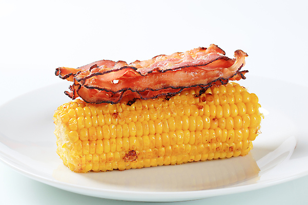 포토 JPG 해외이미지 접시 실내 옥수수 요리 사람없음 흰배경 베이컨 고소한맛 옥수수구이 해외202004 해외202105 해외포토 식기 백그라운드 곡류 돼지고기 내부 흰색 맛 구이 파일형식