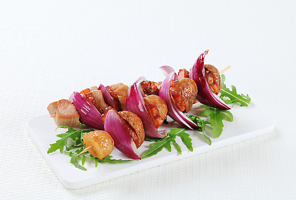 포토 JPG 해외이미지 음식 조각 채소 감자 도마 육류 돼지고기 사람없음 흰색 꼬치 그릴 바비큐 굽기 베이컨 루꼴라 적양파 해외202004 해외202105 해외포토 컬러 식재료 주방용품 양파 구이 파일형식