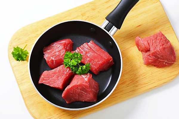 포토 JPG 해외이미지 실내 파슬리 생고기 사람없음 하이앵글 소고기 프라이팬 흰배경 나무도마 해외202004 해외202105 해외포토 뷰포인트 백그라운드 채소 주방용품 도마 육류 내부 목재 흰색 파일형식