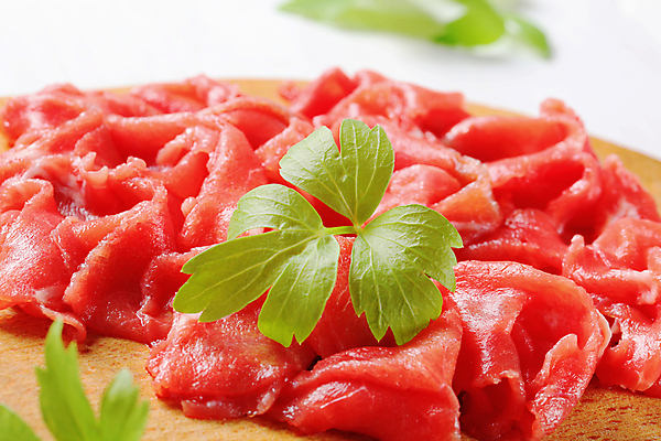 포토 JPG 해외이미지 접시 음식 조각 도마 육류 사람없음 소고기 추위 신선 애피타이저 묘사 날것 등심 송아지고기 얇은 해외202004 해외202105 해외포토 식기 식재료 주방용품 파일형식