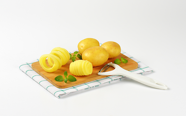 포토 JPG 해외이미지 스튜디오촬영 음식 채소 감자 도마 사람없음 신선 유기농 날것 생식 해외202004 해외202105 해외포토 웰빙 주방용품 실내 파일형식