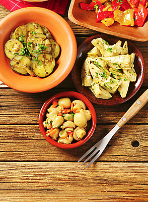 포토 JPG 해외이미지 접시 음식 토마토 채소 반찬 종류 사람없음 목재 여러개 버섯 샐러드 시골 사발 그릴 애피타이저 굽기 유기농 피클 슬라이스 머리위 모음 아티초크 절임 주키니 주키니호박 채식주의자 타파스 해외202004 해외202105 해외포토 나무 식기 웰빙 다수 재료 주방용품 사기그릇 구이 채식 파일형식