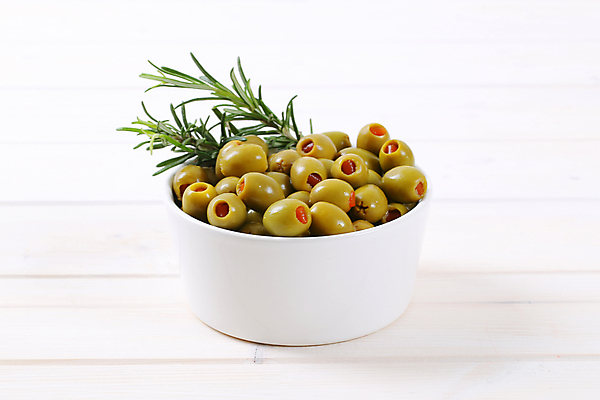 포토 JPG 해외이미지 스튜디오촬영 그릇 실내 사람없음 흰배경 올리브 담기 로즈메리 올리브절임 해외202004 해외202105 해외포토 식기 열매 백그라운드 모션 내부 흰색 허브 절임 파일형식