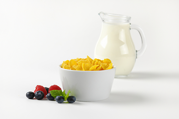 포토 JPG 해외이미지 스튜디오촬영 음료 음식 부분 사람없음 우유 조끼 그룹 사발 아침식사 시리얼 흰배경 블루베리 산딸기 베리 건강식 유리주전자 해외202004 해외202105 해외포토 백그라운드 과일 유리 주전자 유제품 실내 식사 외투 흰색 사기그릇 파일형식