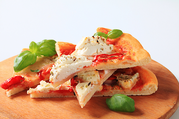 포토 JPG 해외이미지 스튜디오촬영 음식 조각 토마토 치즈 도마 피자 사람없음 식사 저녁식사 굽기 브런치 바질 점심식사 모짜렐라치즈 블루치즈 크림치즈 페타치즈 리코타치즈 해외202004 해외202105 해외포토 채소 주방용품 유제품 패스트푸드 서양음식 실내 구이 파일형식