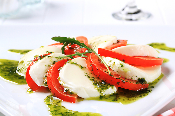 포토 JPG 해외이미지 접시 음식 토마토 채소 치즈 사람없음 샐러드 신선 애피타이저 슬라이스 바질 루꼴라 모짜렐라치즈 입가심 채식주의자 페스토 해외202004 해외202105 해외포토 식기 유제품 소스_음식 채식 파일형식