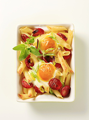 포토 JPG 해외이미지 음식 파스타 육류 요리 사람없음 초록색 소시지 머리위 부추 튜브 파 훈제 백자 캐서롤 펜네 핸드메이드 해외202004 해외202105 해외포토 컬러 채소 식재료 서양음식 도자기 용기_그릇 가공식품 파일형식