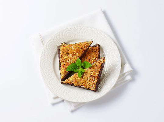 포토 JPG 해외이미지 전신 접시 음식 디저트 사람없음 쿠키 견과류 대접 삼각형 달콤 굽기 머리위 페스츄리 핸드메이드 개암 해외202004 해외202105 해외포토 도형 식기 열매 빵 맛 구이 파일형식