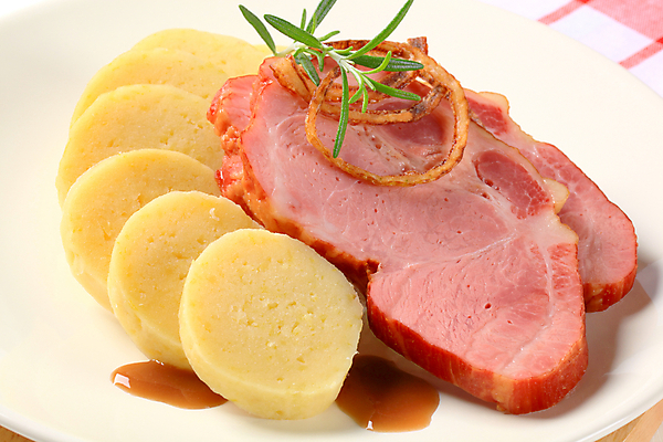 포토 JPG 해외이미지 접시 양파 감자 육류 돼지고기 요리 사람없음 식사 저녁식사 기댐 튀김 묘사 슬라이스 로즈메리 훈제 경단 메인요리 해외202004 해외202105 해외포토 식기 음식 채소 식재료 모션 허브 파일형식