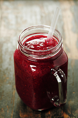 포토 JPG 해외이미지 음료 잔 실내 사람없음 나무바닥 베리스무디 스무디 해외202004 해외포토 식기 바닥 내부 파일형식