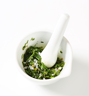 포토 JPG 해외이미지 스튜디오촬영 음식 잎 재료 주방용품 사람없음 신선 허브 향신료 흰배경 머리위 소금 향료 후추 로즈메리 막자 백자 음식준비 개조 페스토 해외202004 해외202105 해외포토 식물 생활용품 백그라운드 실내 흰색 도자기 소스_음식 준비 향기 냄새 향미료 파일형식