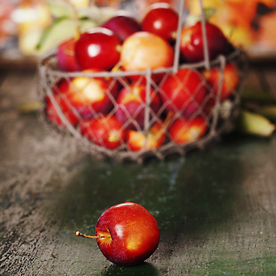 포토 JPG 해외이미지 실내 사람없음 아웃포커스 신선 사과 사과바구니 갈색배경 해외202004 해외포토 백그라운드 과일 촬영기법 내부 갈색 바구니 파일형식