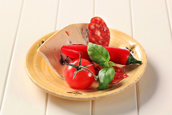 포토 JPG 해외이미지 접시 방울토마토 고추 치즈 실내 사람없음 바질 살라미 베이지색배경 해외202004 해외202105 해외포토 식기 백그라운드 토마토 채소 유제품 내부 베이지색 파일형식