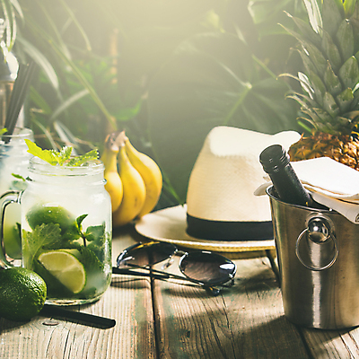 포토 JPG 해외이미지 유리병 바나나 빨대 사람없음 선글라스 민트 양동이 중절모 파인애플 라임 나무탁자 모히토 해외202004 해외포토 모자_잡화 안경 과일 탁자 병_용기 칵테일 허브 열대과일 파일형식