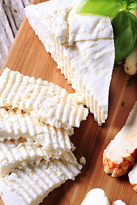 포토 JPG 해외이미지 음식 치즈 유제품 도마 사람없음 신선 애피타이저 묘사 부드러움 페타치즈 해외202004 해외202105 해외포토 주방용품 감각 파일형식