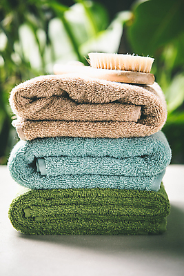 포토 JPG 해외이미지 잎 사람없음 아웃포커스 수건 위생용품 쌓기 스파용품 브러쉬빗 해외202004 해외포토 식물 생활용품 모션 촬영기법 스파 오브젝트 파일형식