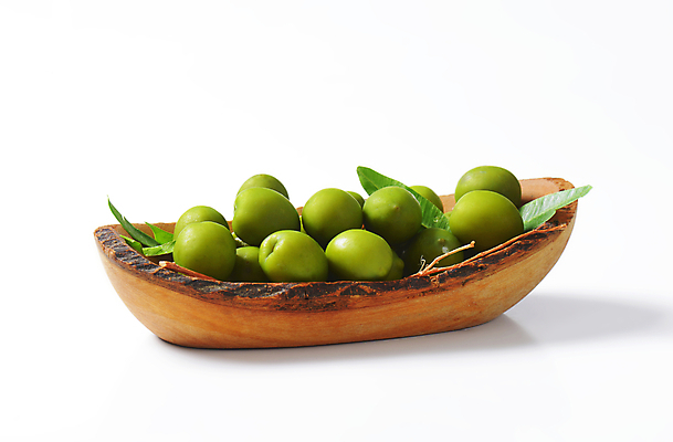 포토 JPG 해외이미지 스튜디오촬영 실내 사람없음 여러개 흰배경 올리브 담기 나무그릇 올리브잎 해외202004 해외202105 해외포토 그릇 열매 다수 백그라운드 잎 모션 내부 목재 흰색 파일형식