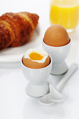 포토 JPG 해외이미지 접시 실내 사람없음 계란 숟가락 주스 아침식사 크루아상 흰배경 삶은계란 해외202004 해외포토 식기 음료 빵 백그라운드 수저 내부 알 식사 흰색 계란요리 파일형식
