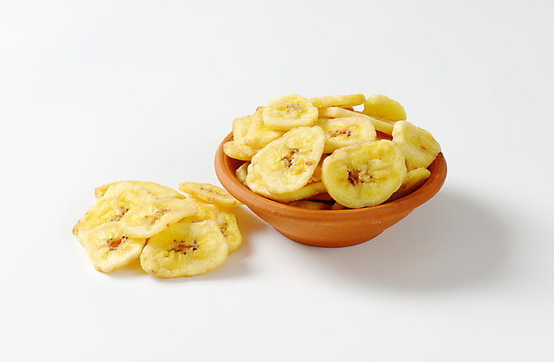 포토 JPG 해외이미지 바나나 실내 사람없음 달콤 흰배경 건과일 나무그릇 해외202004 해외202105 해외포토 그릇 백그라운드 과일 건조 내부 목재 흰색 맛 파일형식