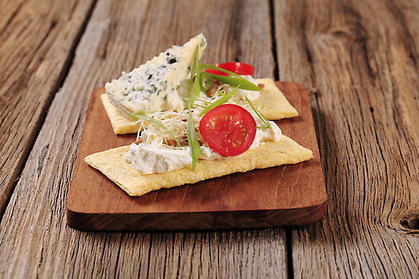 포토 JPG 해외이미지 음식 도마 건강 옥수수 사람없음 목재 크래커 추위 시골 신선 아침식사 애피타이저 파 블루치즈 채식주의자 리코타치즈 해외202004 해외202105 해외포토 나무 채소 재료 주방용품 치즈 곡류 쿠키 식사 채식 파일형식