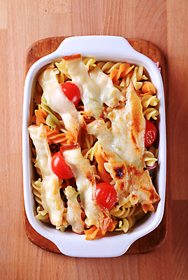 포토 JPG 해외이미지 음식 토마토 치즈 파스타 요리 사람없음 인스턴트 머리위 바질 그라탱 백자 삼색 캐서롤 해외202004 해외202105 해외포토 채소 유제품 서양음식 도자기 용기_그릇 파일형식