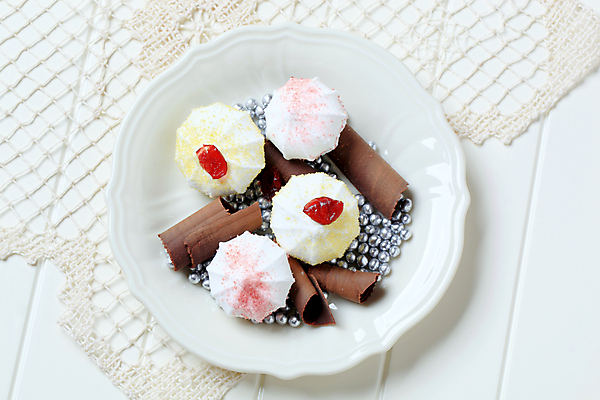 포토 JPG 해외이미지 접시 공 디저트 사탕 사람없음 쿠키 과자 케이크 대접 고명 달콤 은색 냅킨 머리위 머랭 해외202004 해외202105 머랭쿠키 해외포토 식기 음식 컬러 맛 파일형식