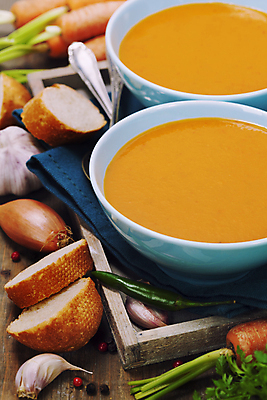 포토 JPG 해외이미지 그릇 실내 마늘 사람없음 당근 수프 바게트 나무쟁반 야채수프 해외202004 해외포토 식기 빵 채소 뿌리채소 쟁반 내부 목재 파일형식