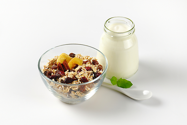 포토 JPG 해외이미지 스튜디오촬영 음식 건조 사람없음 숟가락 항아리 사발 아침식사 시리얼 요거트 건강식 건포도 뮤즐리 오트밀 요구르트 크림치즈 해외202004 해외202105 해외포토 포도 치즈 유제품 수저 실내 식사 도자기 사기그릇 건과일 파일형식 귀리