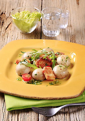 포토 JPG 해외이미지 접시 음식 빵 토마토 반찬 건강 사람없음 노란색 버섯 튀김 루꼴라 반주 절임 채식주의자 크루통 비건 페스토 해외202004 해외202105 해외포토 식기 컬러 채소 소스_음식 채식 파일형식