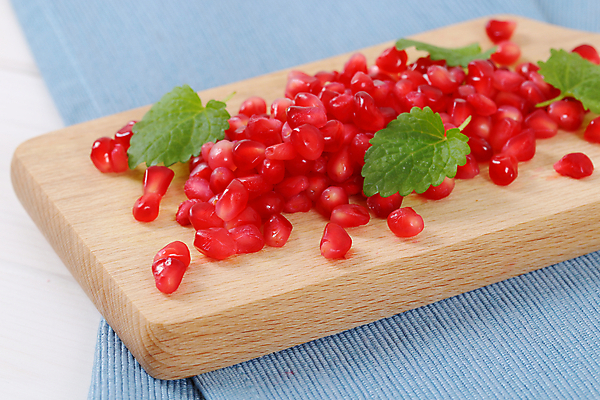 포토 JPG 해외이미지 스튜디오촬영 음식 과일 재료 디저트 도마 건강 씨앗 사람없음 목재 빨간색 파란색 쌓기 신선 그룹 닫기 받침대 날것 석류 흙더미 숙성 이국적 접기 해외202004 해외202105 해외포토 나무 식물 컬러 모션 주방용품 실내 흙 파일형식 더미