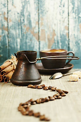 포토 JPG 해외이미지 커피 실내 사람없음 숟가락 커피잔 커피포트 컵받침 파란배경 터키문화 시나몬스틱 해외202004 튀르키예 해외포토 동양문화 아시아 음료 외국문화 백그라운드 주전자 잔 수저 내부 파란색 받침대 시나몬 파일형식