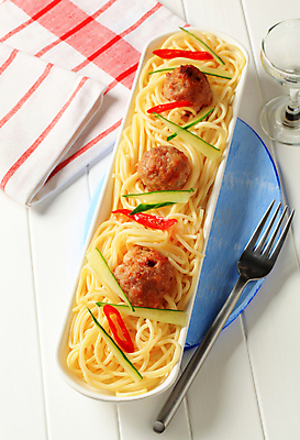 포토 JPG 해외이미지 접시 음식 포크 오이 파스타 스파게티 육류 돼지고기 요리 사람없음 치킨 소고기 튀김 면 미트볼 후추 다진 앙트레 주키니호박 해외202004 해외202105 해외포토 식기 채소 식재료 서양음식 향신료 닭고기요리 파일형식