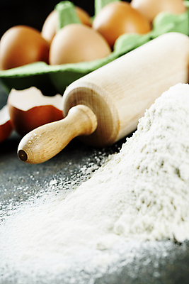 포토 JPG 해외이미지 실내 근접촬영 사람없음 계란 준비 밀가루 홈베이킹 제빵 반죽밀대 해외202004 해외포토 뷰포인트 내부 제과제빵 알 가루 밀대 파일형식