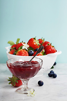 포토 JPG 해외이미지 그릇 꽃 딸기 디저트 사람없음 숟가락 여러개 유기농 파란배경 블루베리 유리그릇 과일잼 해외202004 해외포토 식물 식기 웰빙 음식 다수 백그라운드 과일 유리 수저 파란색 잼 파일형식