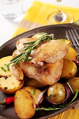 포토 JPG 해외이미지 접시 음식 날개 고추 양파 감자 육류 요리 사람없음 노란색 식사 저녁식사 치킨 프라이팬 굽기 허브 받침대 로즈메리 점심식사 쪽파 메인요리 정물화 해외202004 해외202105 해외포토 식물 식기 컬러 채소 식재료 주방용품 구이 그림 파 닭고기요리 파일형식