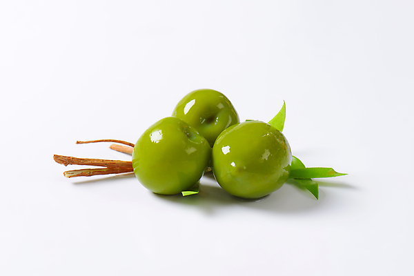 포토 JPG 해외이미지 스튜디오촬영 실내 사람없음 나뭇가지 흰배경 올리브 올리브잎 올리브절임 해외202004 해외202105 해외포토 나무 열매 백그라운드 잎 내부 흰색 절임 파일형식