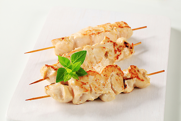 포토 JPG 해외이미지 접시 실내 사람없음 닭고기 흰배경 꼬치요리 닭꼬치 해외202004 해외202105 해외포토 식기 백그라운드 육류 요리 내부 흰색 꼬치 파일형식