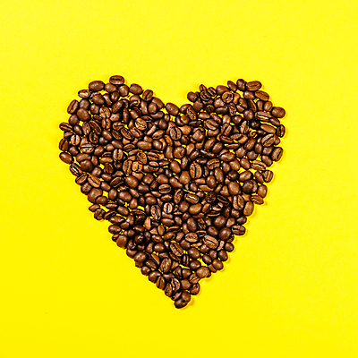 포토 JPG 해외이미지 실내 사람없음 하이앵글 원두 하트 노란배경 해외202004 해외포토 모양 커피 뷰포인트 백그라운드 내부 노란색 파일형식