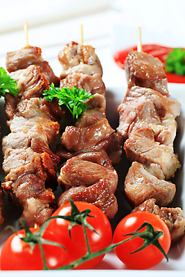 포토 JPG 해외이미지 방울토마토 실내 돼지고기 사람없음 아웃포커스 꼬치요리 해외202004 해외202105 해외포토 토마토 촬영기법 육류 요리 내부 꼬치 파일형식 채소 식재료