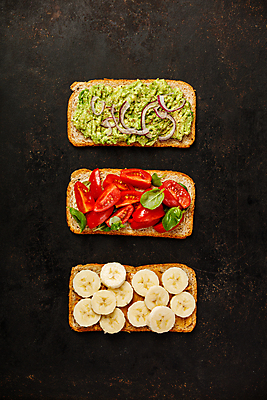 포토 JPG 해외이미지 빵 방울토마토 검은배경 바나나 실내 사람없음 하이앵글 이탈리아음식 애피타이저 슬라이스 바질 과카몰리 브루스케타 해외202004 해외포토 음식 뷰포인트 백그라운드 토마토 과일 서양음식 내부 검은색 소스_음식 파일형식