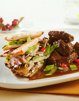 포토 JPG 해외이미지 접시 음식 채소 양파 감자 육류 요리 사람없음 식사 저녁식사 버섯 소고기 튀김 준비 팬케이크 메인요리 해외202004 해외202105 해외포토 식기 식재료 케이크 파일형식