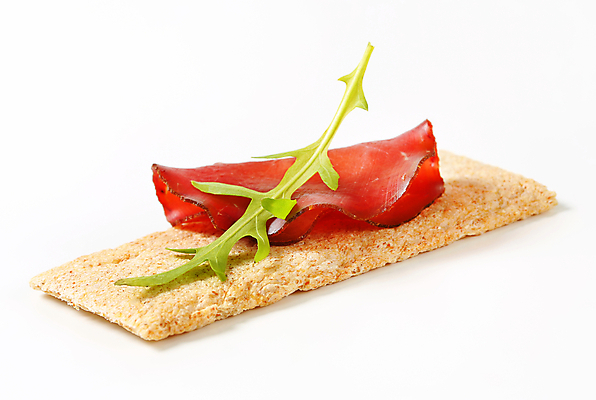 포토 JPG 해외이미지 음식 조각 백그라운드 건조 육류 사람없음 크래커 소고기 아침식사 스위스 훈제 건강식 얇은 전문 치유 편육 통밀 해외202004 해외202105 해외포토 유럽 식재료 쿠키 식사 밀 파일형식