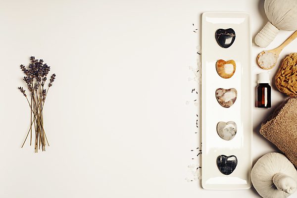 포토 JPG 해외이미지 접시 실내 사람없음 수건 하트 흰배경 스파용품 일렬 아로마테라피 라벤더 나무숟가락 스톤 허브볼 카피스페이스 아로마오일 입욕소금 해외202004 해외포토 모양 식기 꽃 백그라운드 내부 위생용품 숟가락 스파 공백 흰색 미용용품 오일_화장품 허브 오브젝트 소금 테라피 파일형식