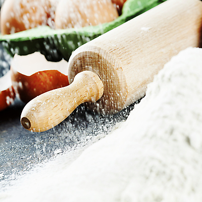 포토 JPG 해외이미지 실내 근접촬영 사람없음 계란 준비 밀가루 홈베이킹 제빵 반죽밀대 해외202004 흩날리기 해외포토 뷰포인트 모션 내부 제과제빵 알 가루 밀대 파일형식