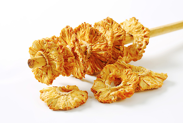 포토 JPG 해외이미지 스튜디오촬영 실내 사람없음 꼬치 파인애플 흰배경 건과일 해외202004 해외202105 해외포토 백그라운드 과일 건조 내부 흰색 열대과일 파일형식