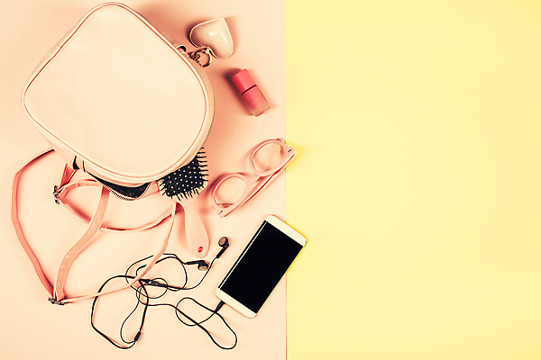 포토 JPG 해외이미지 안경 이어폰 실내 사람없음 스마트폰 유행 핸드백 머리빗 노란배경 틴트 파스텔톤 해외202004 해외포토 잡화 컬러 음향기기 백그라운드 가방 내부 핸드폰 스마트기기 노란색 화장품 미용용품 파일형식