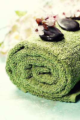 포토 JPG 해외이미지 근접촬영 사람없음 수건 위생용품 벚꽃 스파용품 아로마테라피 해외202004 해외포토 꽃 뷰포인트 생활용품 스파 오브젝트 테라피 파일형식